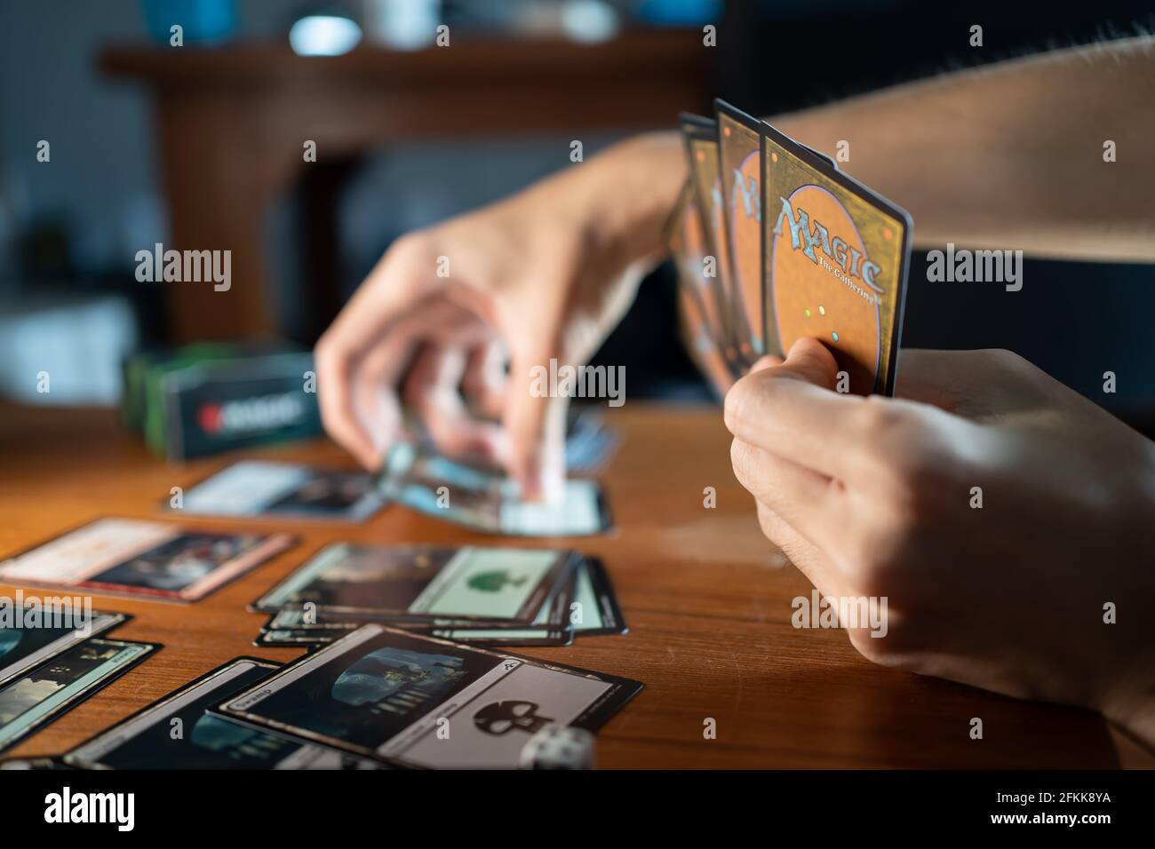 Bangkok, Thailand - 2. Mai 2021 : EIN Mann spielt Magic the Gathering Kartenspiel. Stockfoto