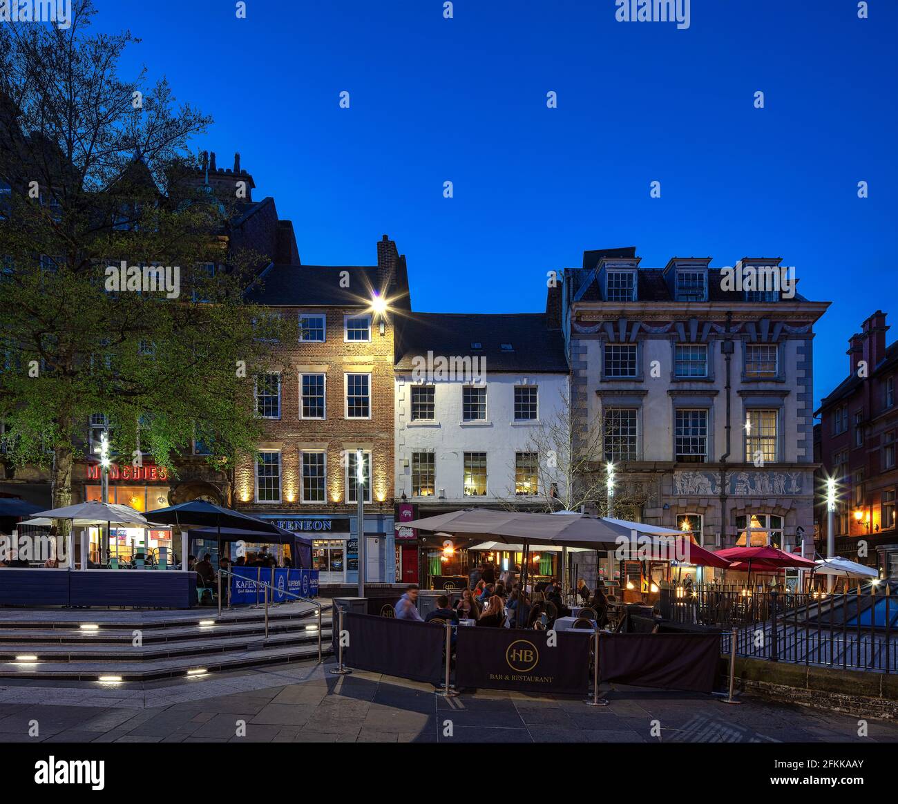 Outdoor-Restaurants im Bigg Market in der Abenddämmerung, Newcastle upon Tyne, Tyne and Wear, England, Großbritannien Stockfoto