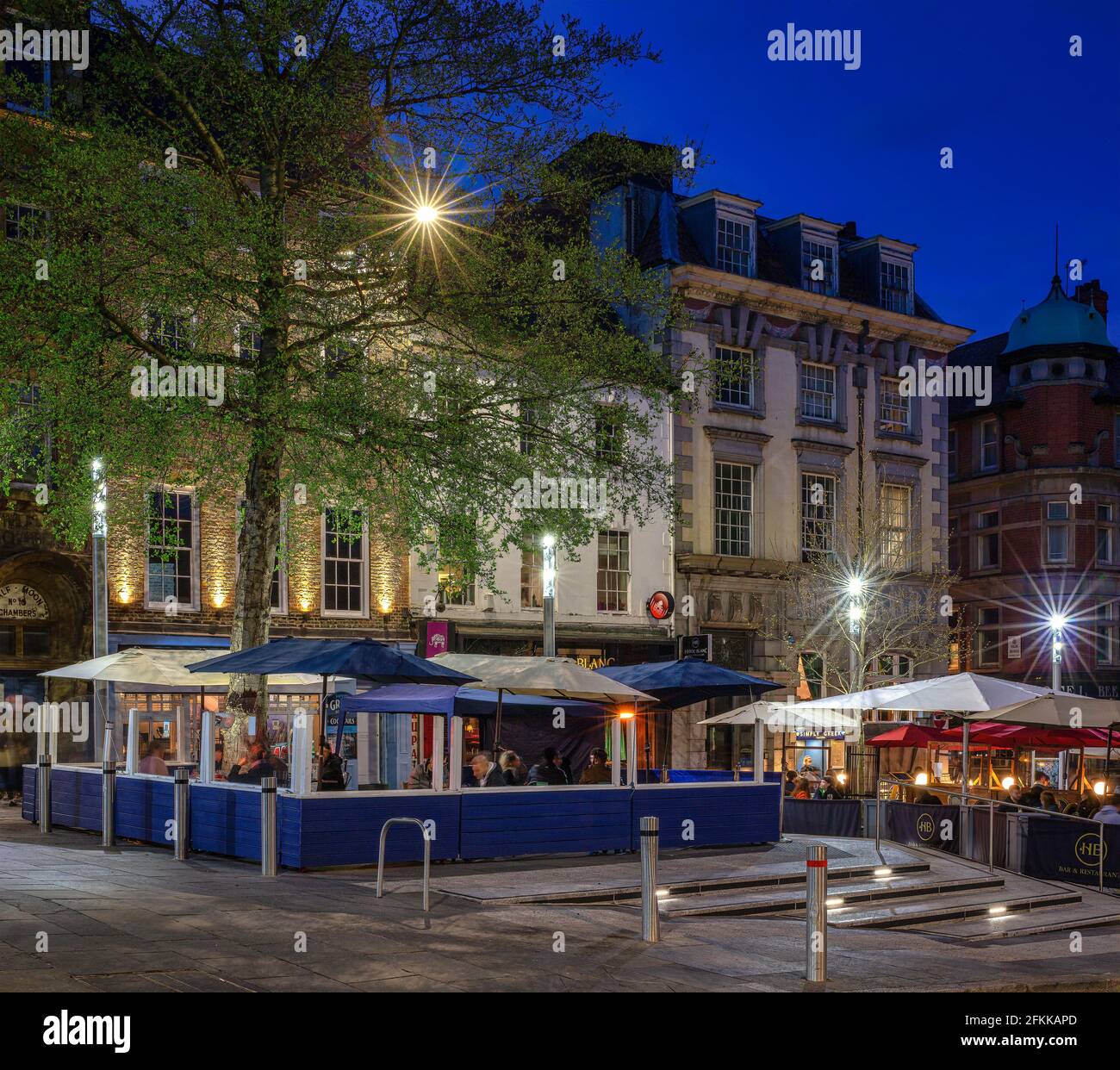 Outdoor-Restaurants im Bigg Market in der Abenddämmerung, Newcastle upon Tyne, Tyne and Wear, England, Großbritannien Stockfoto