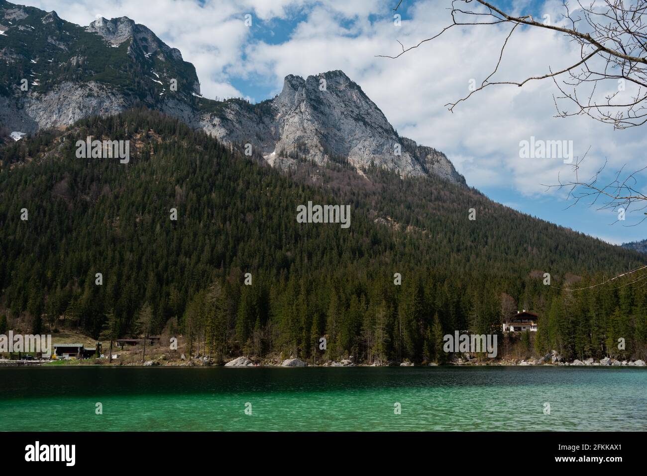 Sonniger Frühlingstag auf einem smaragdgrünen Bergsee mit Bergpanorama in den deutschen alpen Stockfoto