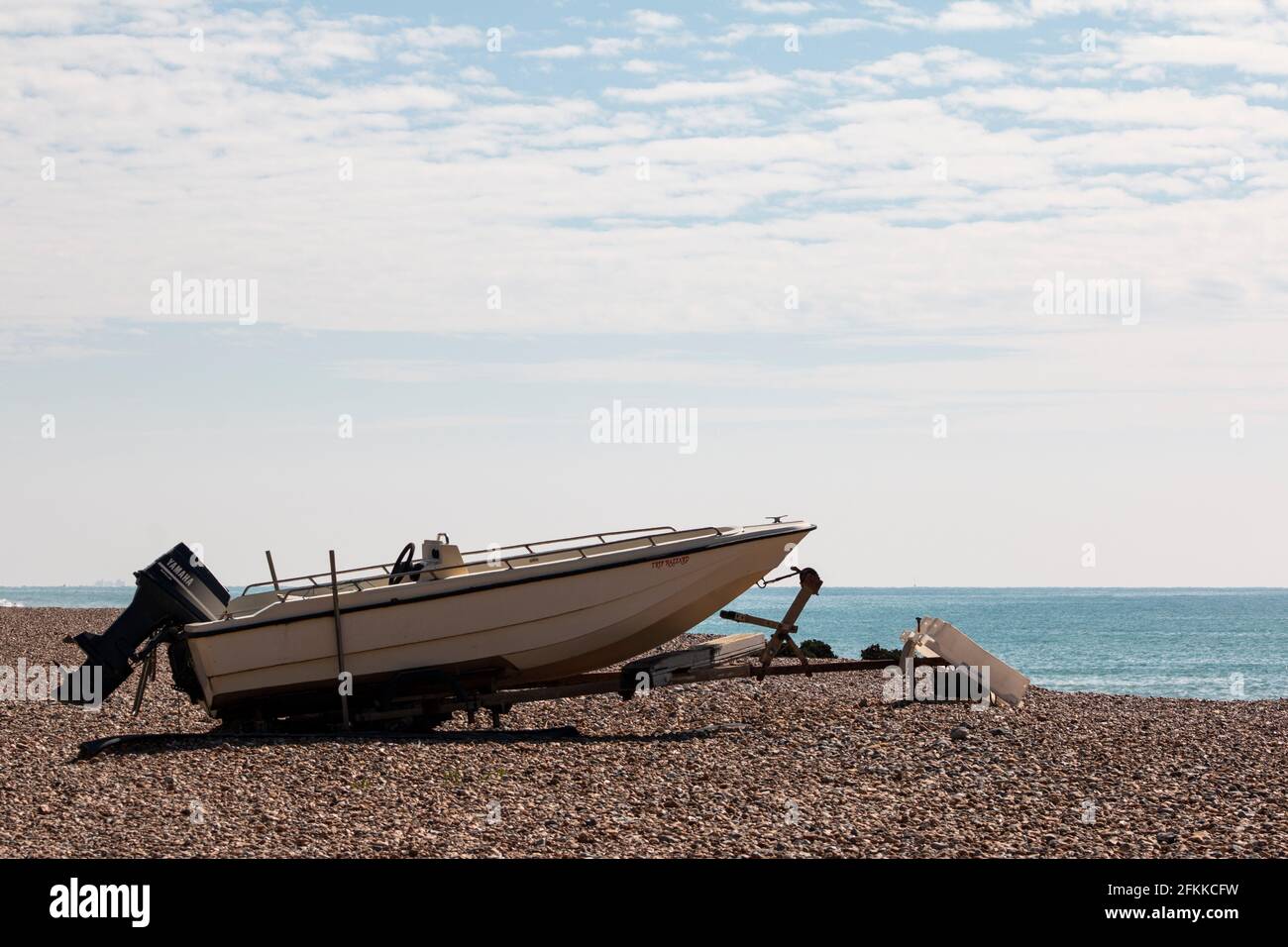 Schnellboot auf einem Kiesstrand in West Sussex, Großbritannien Stockfoto