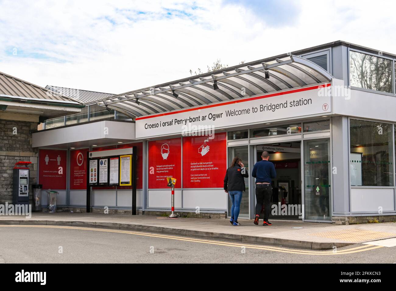 Bridgend, Wales - 2021. April: Personen, die das Ticketbüro des Bahnhofs von Bridgend betreten Stockfoto