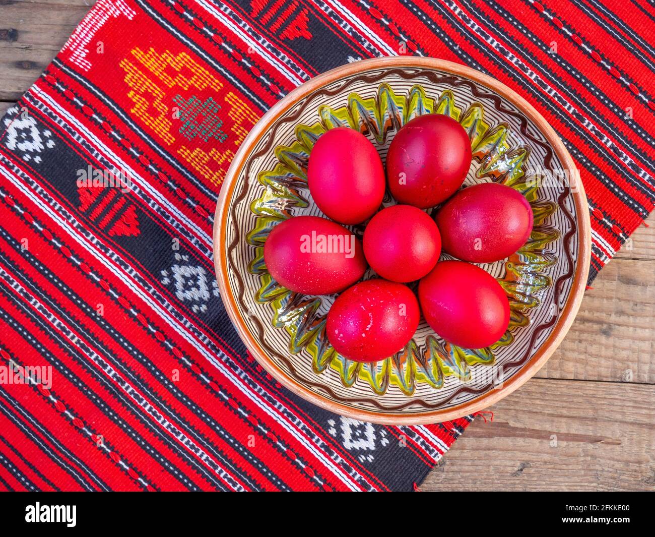 orthodoxe rote Ostereier auf einem traditionellen roten Tuch Stockfoto