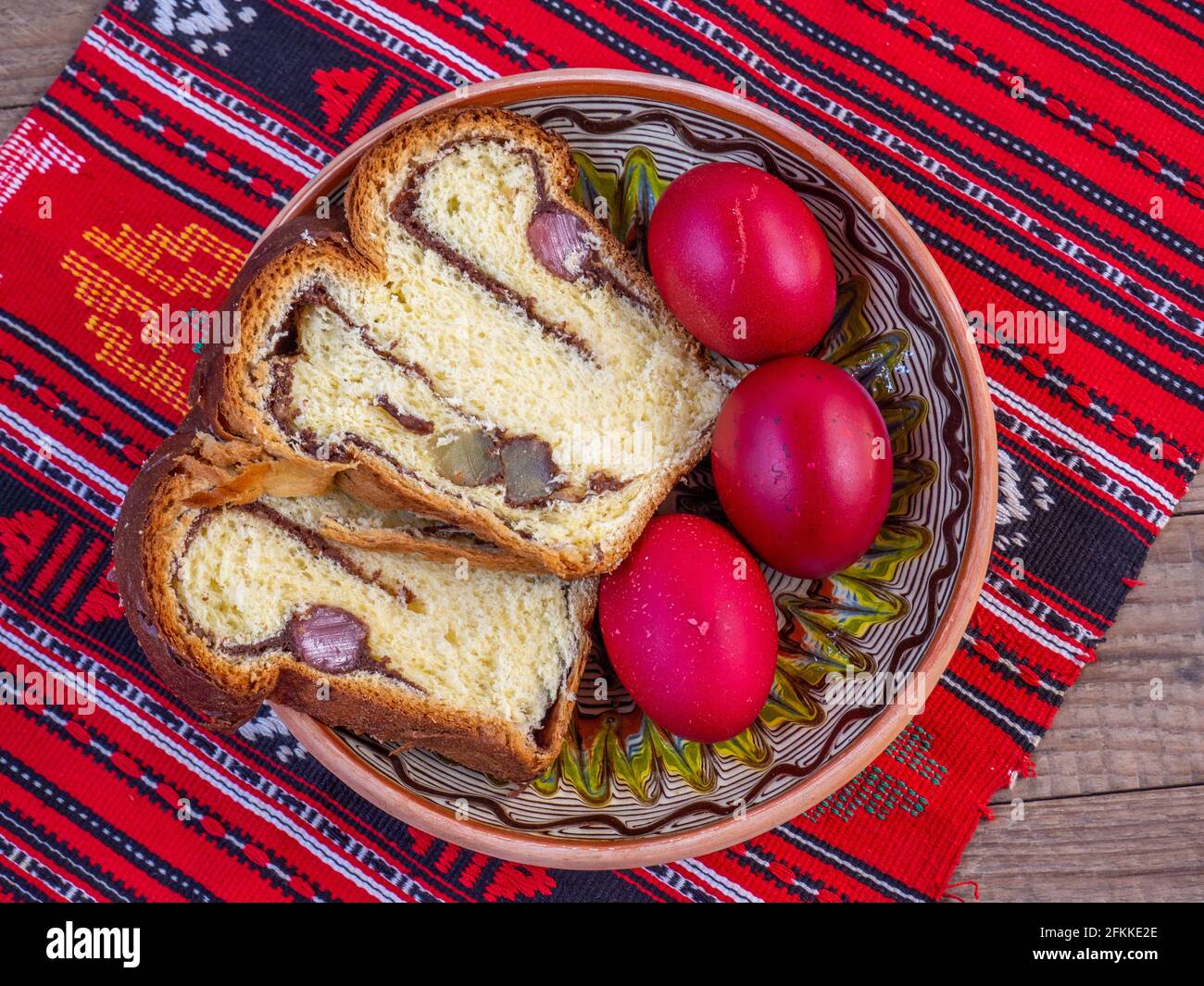 orthodoxe rote Ostereier und Biskuitkuchen Stockfoto
