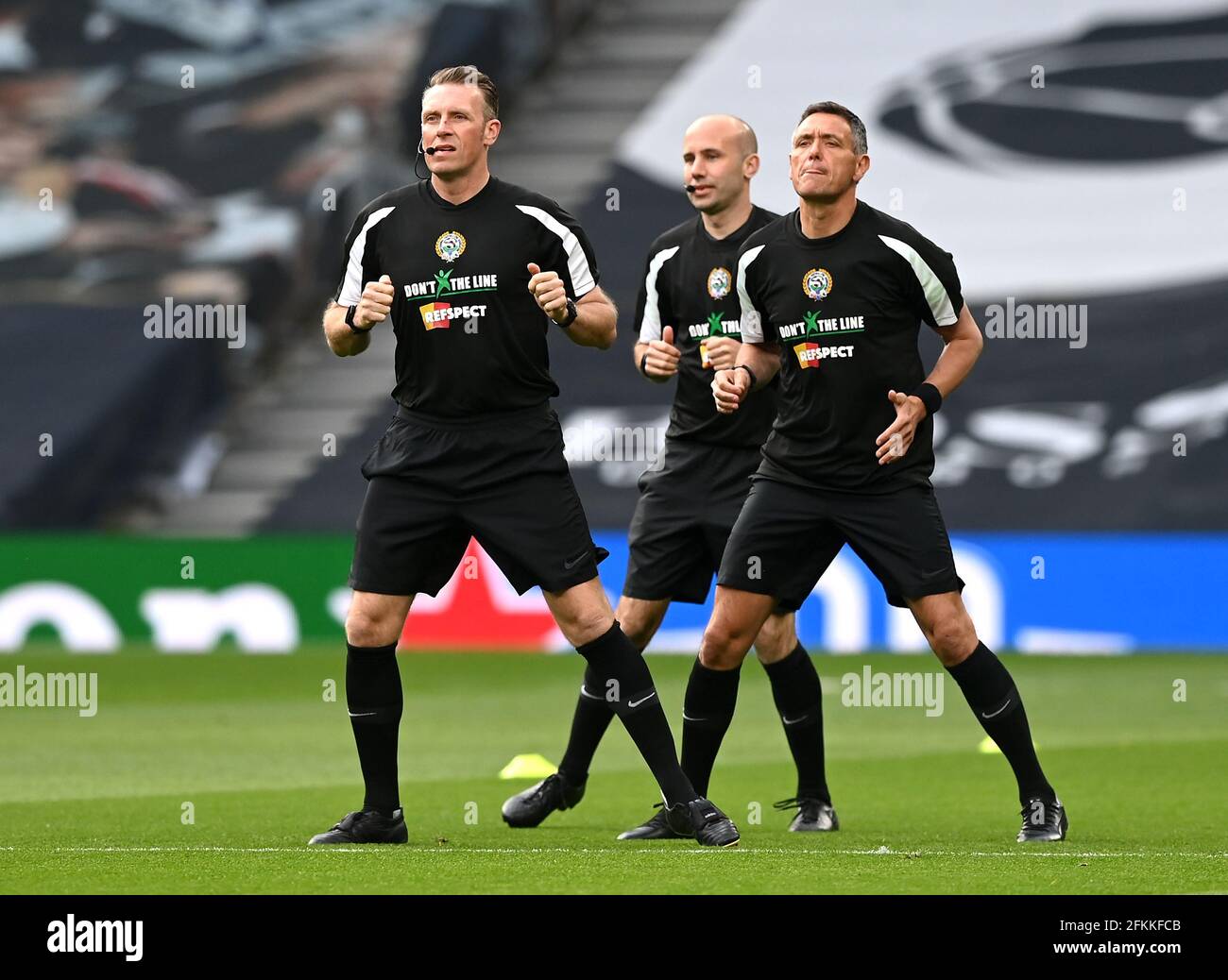 Schiedsrichter Andre Marriner (rechts) und Assistenten mit den Don't Cross the Line T-Shirts vor dem Premier League-Spiel im Tottenham Hotspur Stadium, London. Ausgabedatum: Sonntag, 2. Mai 2021. Stockfoto