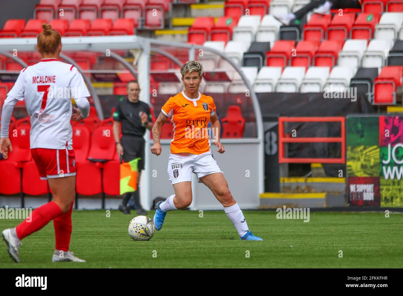 Cumbernauld, North Lanarkshire, Schottland, Großbritannien. Mai 2021. Janine Van Wyk (#5) von Glasgow City FC während der Scottish Building Society Scottish Women's Premier League 1 Fixture Glasgow City gegen Spartans, Broadwood Stadium, Cumbernauld, North Lanarkshire. 02/05/2021 Colin Poultney/Alamy Live News Stockfoto