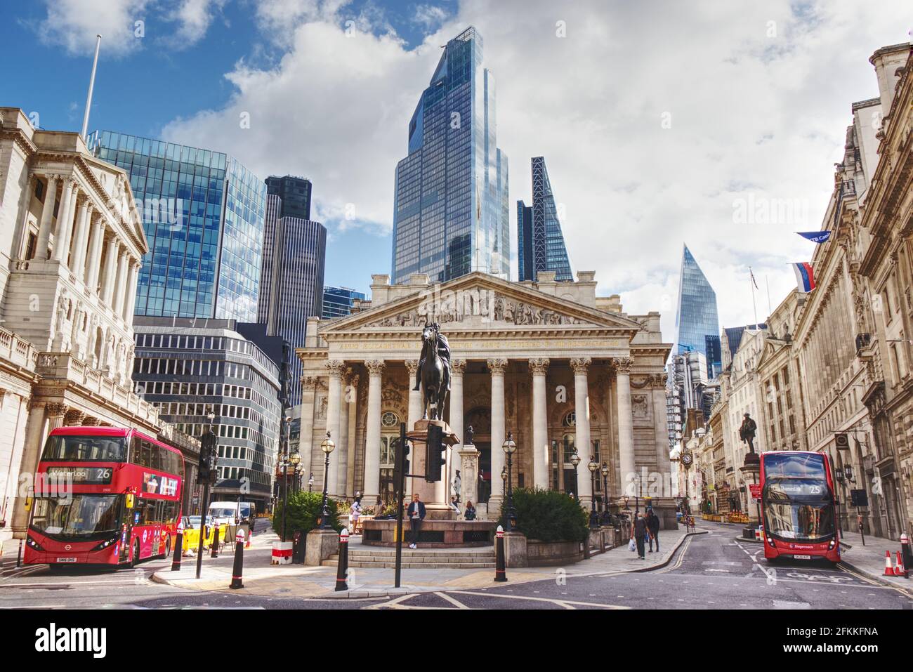 Bank Junction mit roten Londoner Bussen Stockfoto