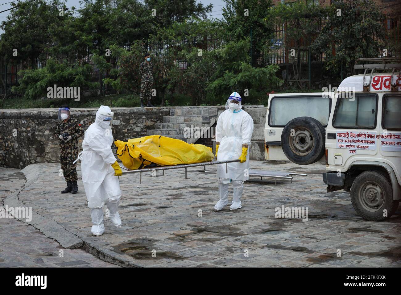 Kathmandu, Nepal. Mai 2021. (ANMERKUNG DER REDAKTION: Das Bild zeigt den Tod)Mitarbeiter der nepalesischen Armee tragen den Leichnam eines kovid19-Opfers vor der Einäscherung im Pashupati Electric Crematorium in Kathmandu. Nur am Sonntag hat Nepal 27 neue Todesfälle verzeichnet, da die zweite Welle der Coronavirus-Krankheit im ganzen Land anschwellt. Kredit: SOPA Images Limited/Alamy Live Nachrichten Stockfoto