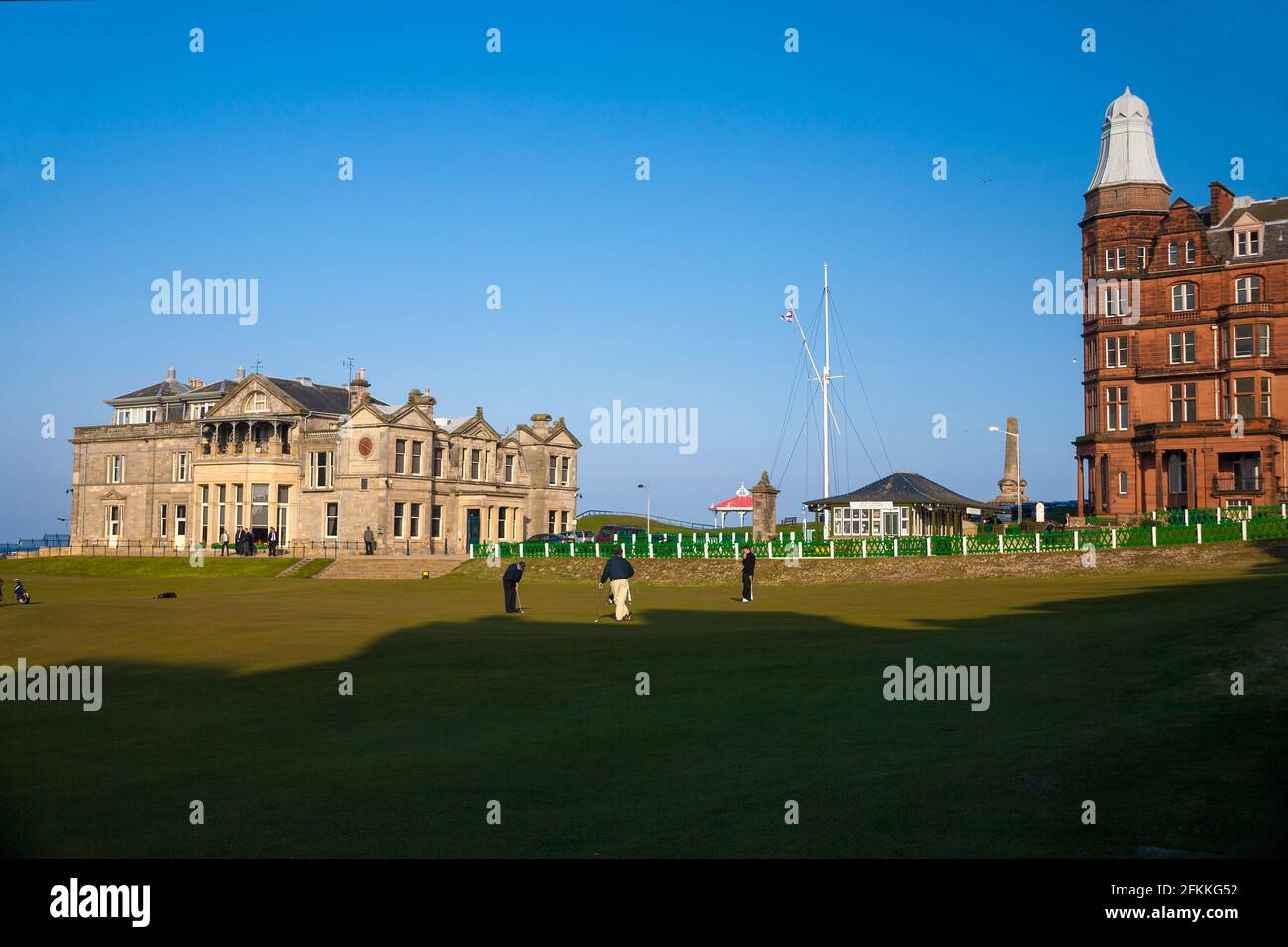 18. Green, St. Andrews Old Course, Golfer & R&A Clubhouse, Schottland. Stockfoto