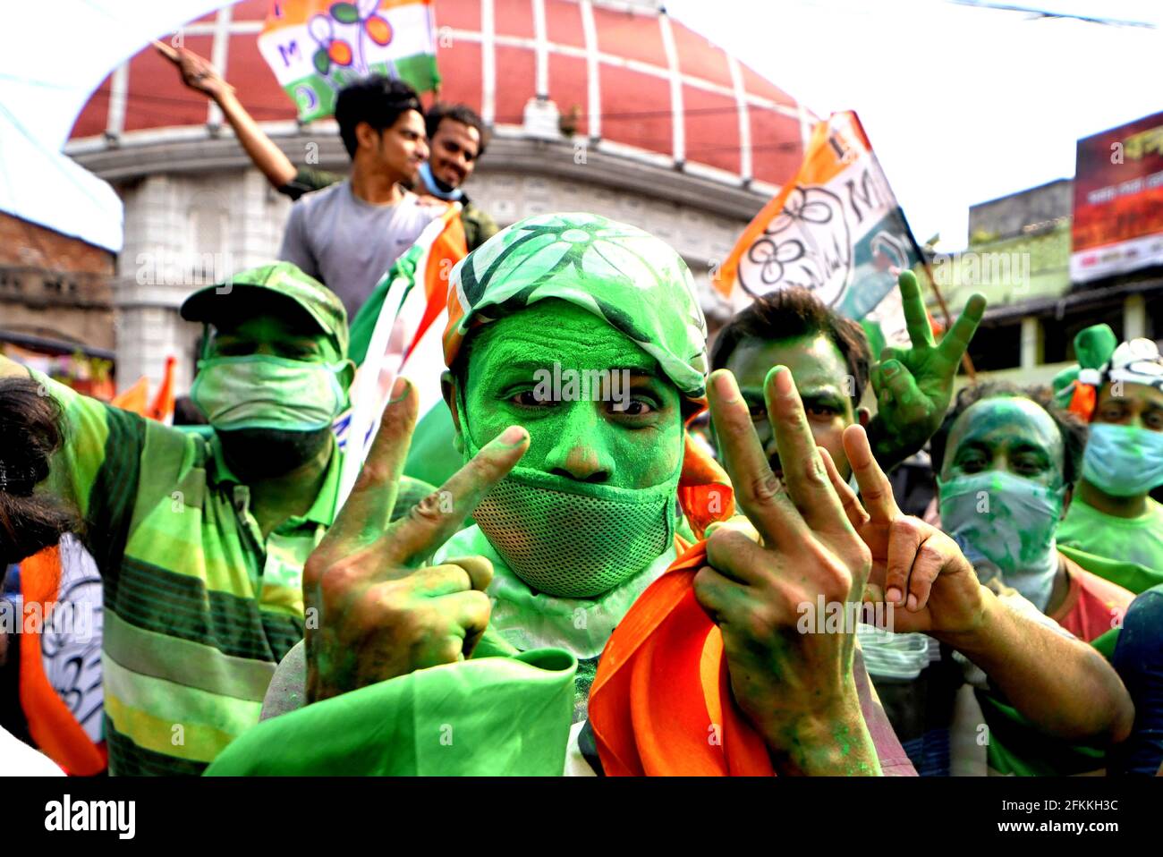 Kalkutta, Indien. Mai 2021. Unterstützer des Trinamool-Kongresses (TMC) feiern Sieg bei den Wahlen zur West-bengalischen Legislativversammlung 2021 vor dem Haus von Chief Minister Mamata Banerjee Trinamool-Kongress siegte in der West-bengalischen Legislativversammlung 2021 gegen die National Ruling Party of India BJP (Bharatiya Janata Party) Heute in Kalkutta. Kredit: SOPA Images Limited/Alamy Live Nachrichten Stockfoto