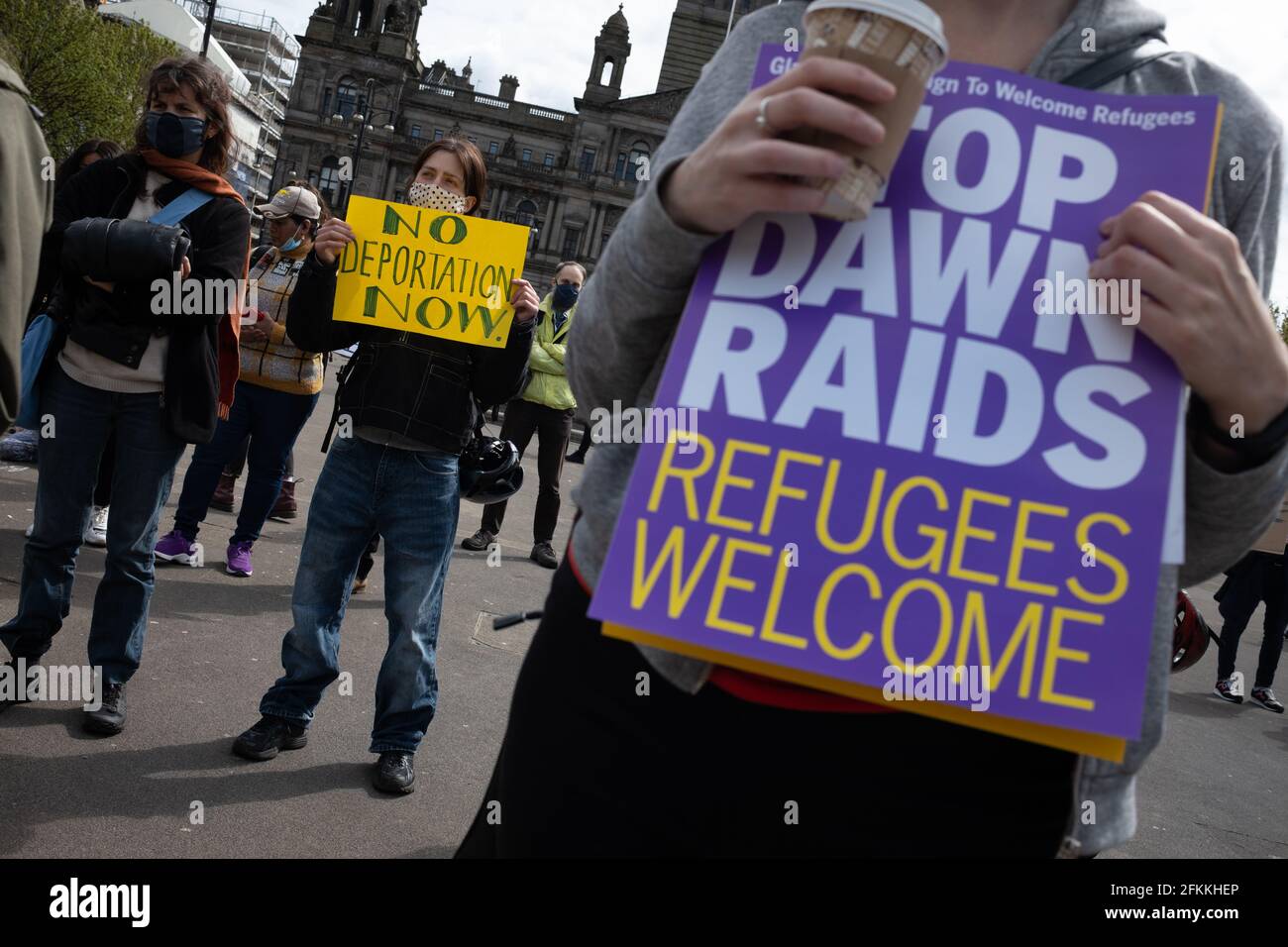 Stop Dawn Razzien - Demonstration zur Unterstützung von Flüchtlingen und Asylbewerbern, auf dem George Square, Glasgow, Schottland, Am 1. Mai 2021. Stockfoto
