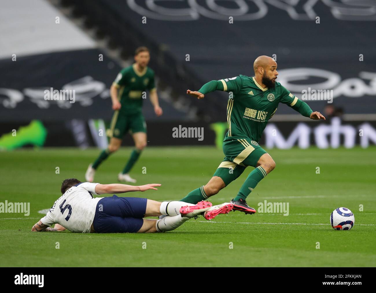 London, England, 2. Mai 2021. David McGoldrick von Sheffield Utd entgeht Pierre-Emile Højbjerg von Tottenhamwährend des Spiels der Premier League im Tottenham Hotspur Stadium, London. Bildnachweis sollte lauten: David Klein / Sportimage Kredit: Sportimage/Alamy Live News Stockfoto