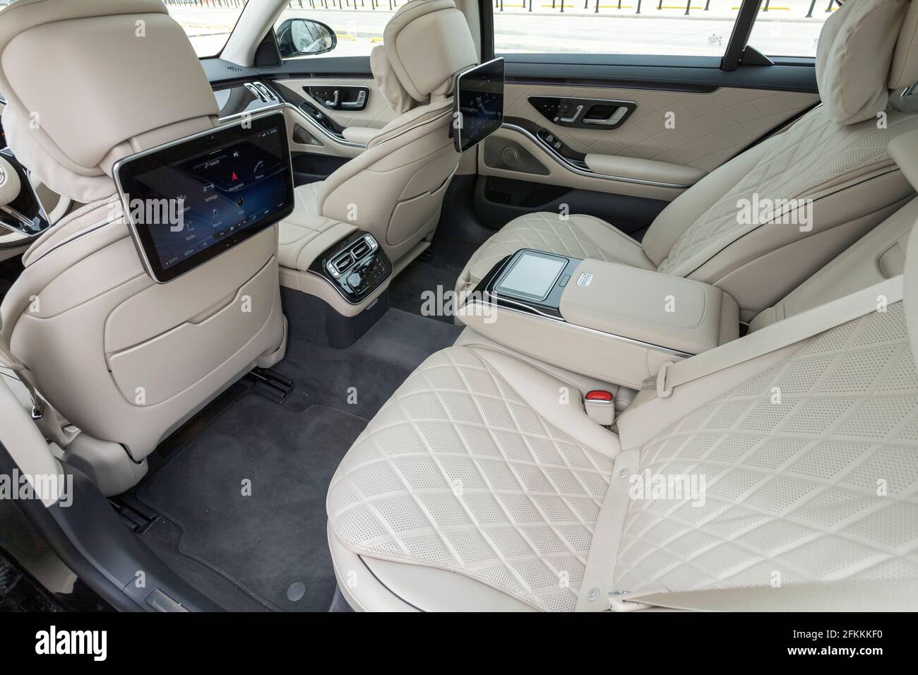 Die Mercedes-Benz S-Klasse ist eine Serie von Luxus-Flaggschiff-Fahrzeugen von Mercedes-Benz. Der Mercedes S 400 d hat ein luxuriöses Interieur. Stockfoto