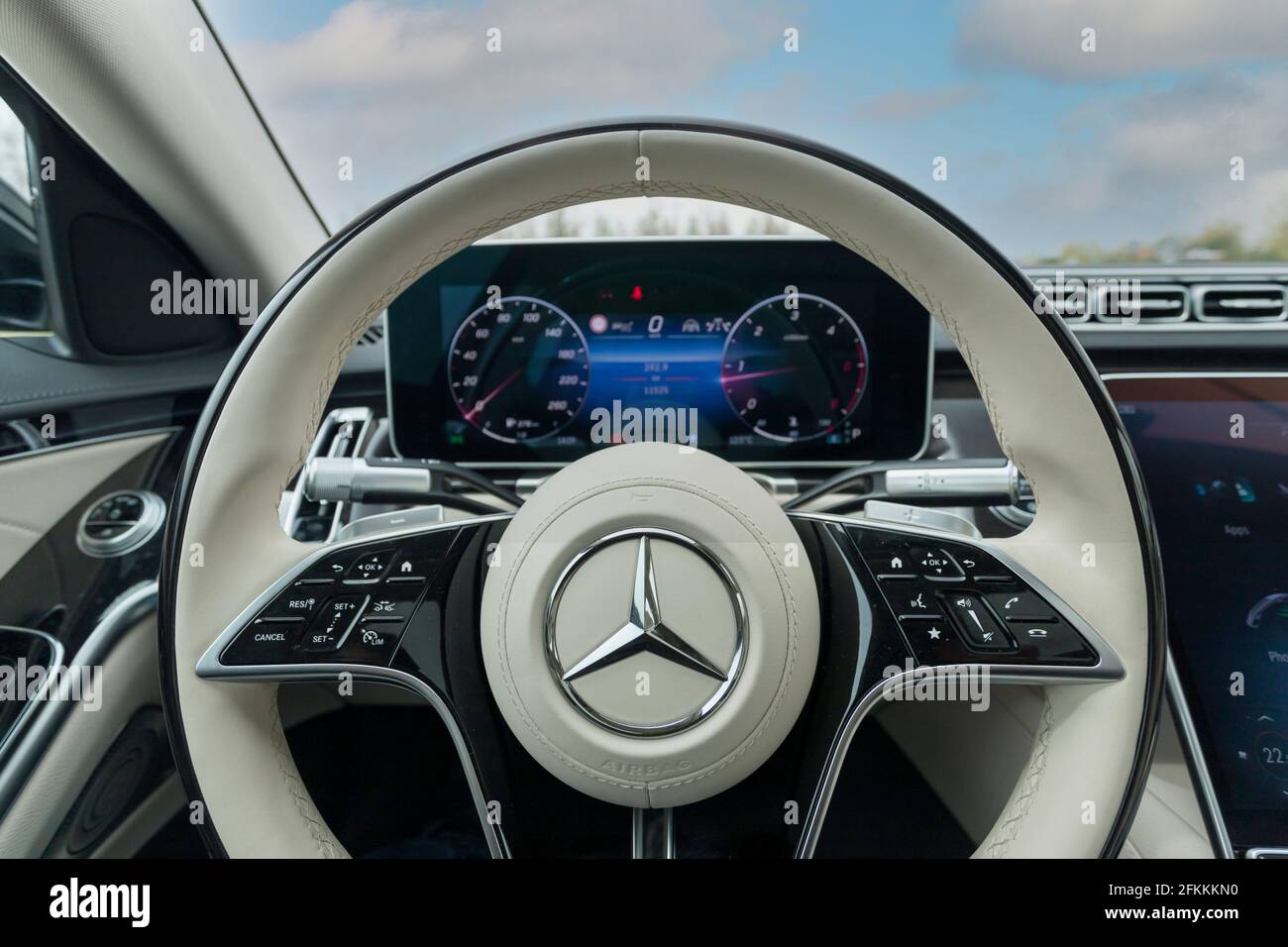 Die Mercedes-Benz S-Klasse ist eine Serie von Luxus-Flaggschiff-Fahrzeugen von Mercedes-Benz. Der Mercedes S 400 d hat ein luxuriöses Interieur. Stockfoto