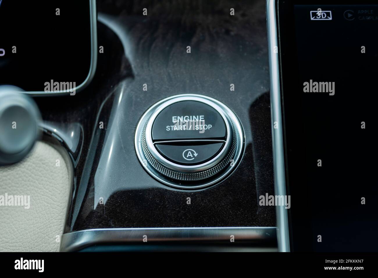 Die Mercedes-Benz S-Klasse ist eine Serie von Luxus-Flaggschiff-Fahrzeugen von Mercedes-Benz. Der Mercedes S 400 d hat ein luxuriöses Interieur. Stockfoto