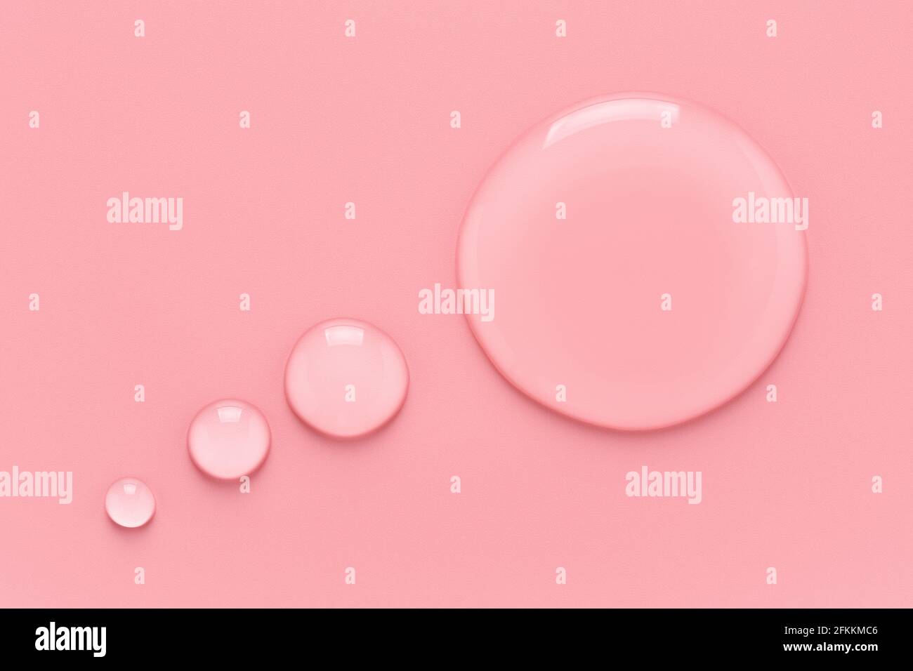 Wassertropfen in Sprechblasenform auf rosa Hintergrund. Stockfoto