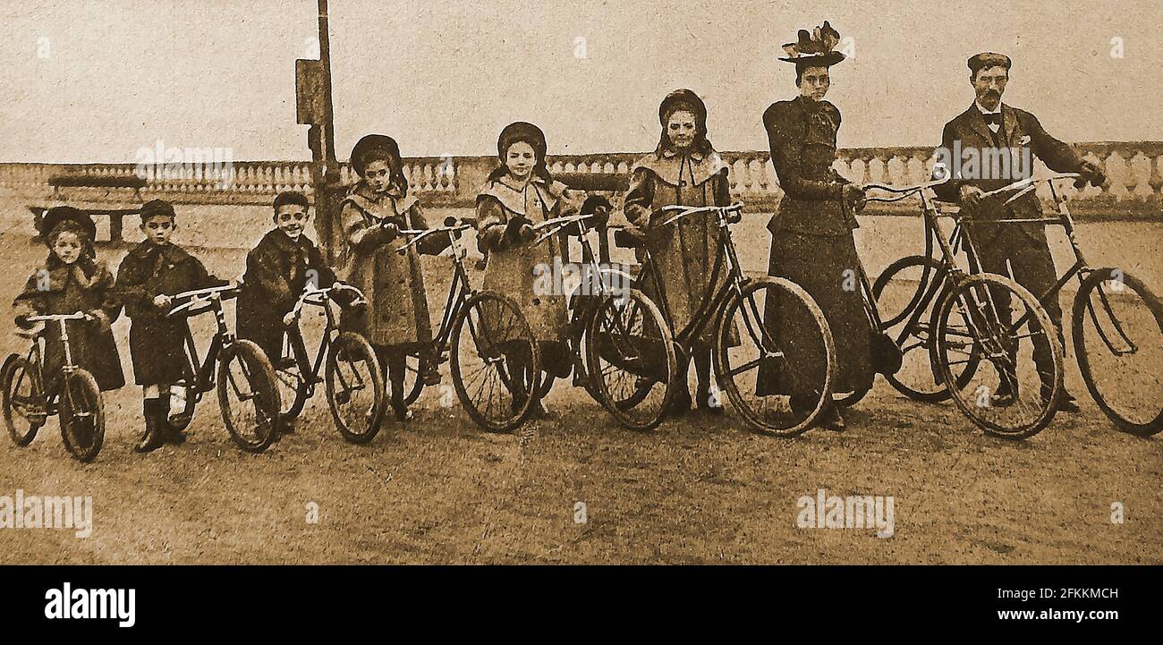1900 Herr Cheverton, (Champion-Radsportler von der Isle of Wight, Großbritannien) mit seiner Frau und seiner Familie, alle mit Beispielen für frühe Zyklen Stockfoto