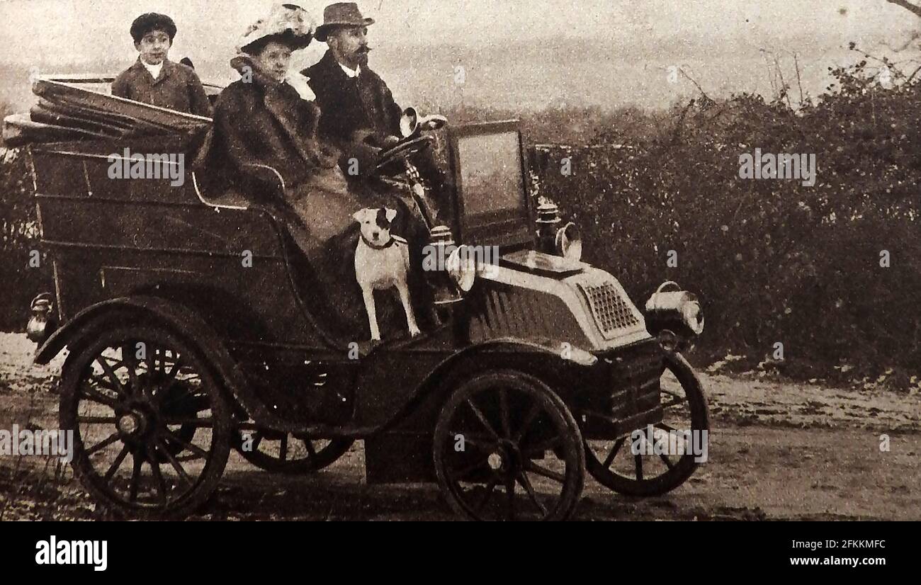 1902 - Southend on Sea's erstes Kraftfahrzeug, das von Herrn Ellis, einem angesehenen Kunstdrucker, in Begleitung seiner Frau, seines Sohnes und seines Haustierhundes gefahren wird Stockfoto
