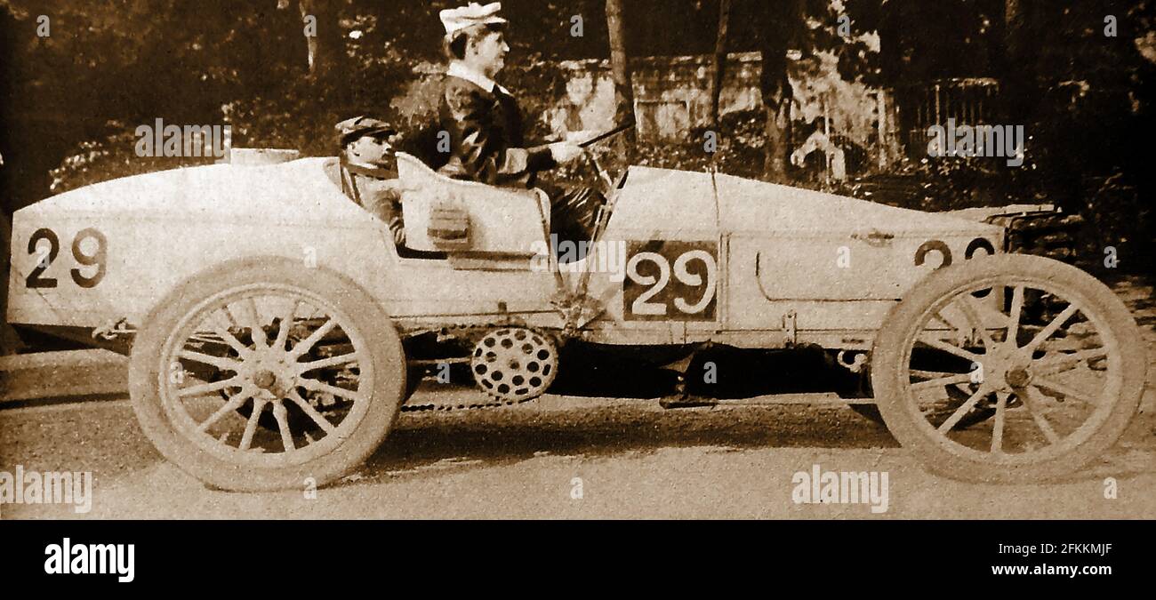 1902. Ein ungewöhnliches altes Foto einer Dame im Autorennen (mit einem männlichen Beifahrer) in ihrem kettengetriebenen Rennwagen Stockfoto
