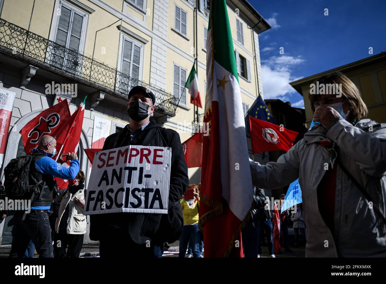 Dongo, Italien. Mai 2021. Ein Mann trägt ein Transparent mit der Aufschrift „immer antifaschistisch“ bei Gegenprotesten, da rechtsextreme und faschistische Sympathisanten des Todes von Benito Mussolini und seiner Geliebten Claretta Petacci und anderen faschistischen Führern in Dongo, Italien, am 2. Mai 2021 gedenken.Quelle: Piero Cruciatti/Alamy Live News Stockfoto