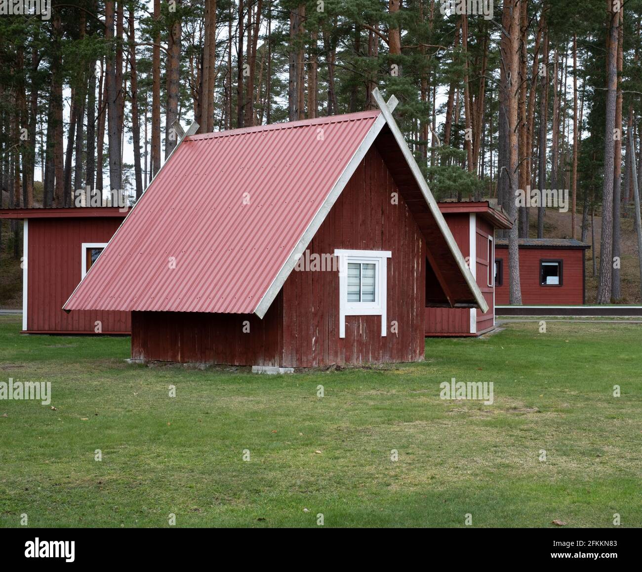 Holzzelt Sommerhaus auf Camping Ferienhaus. Populärer architektonischer Stil nach dem Zweiten Weltkrieg Weite Verbreitung in Estland während der Sowjetzeit. Stockfoto