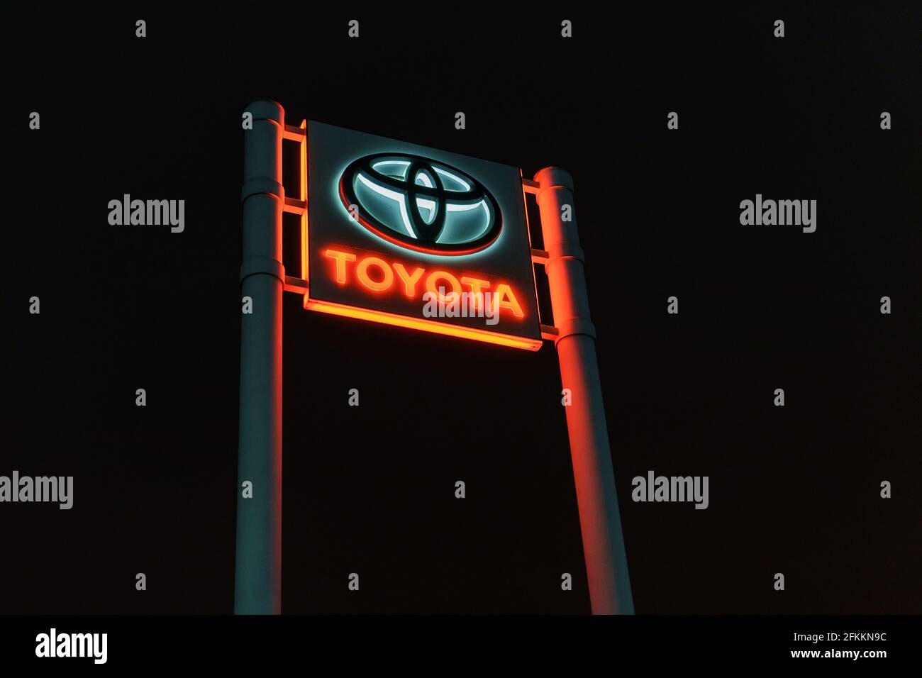 Tjumen, Russland-31. Januar 2021: Toyota-Logo auf dem Hintergrund des Nachthimmels Nahaufnahme Stockfoto