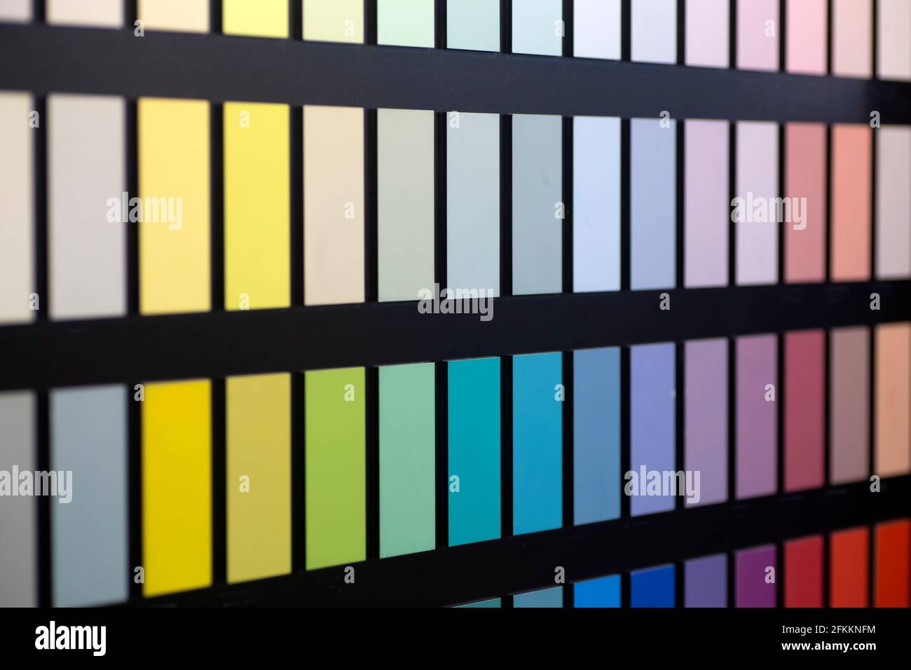 Malen Sie Farbfelder im Hintergrund Interior Design Studio. Auswahl verschiedene Farben und Farbtöne für Innenarchitektur und Dekorationsarbeiten. Hochwertige Fotos Stockfoto