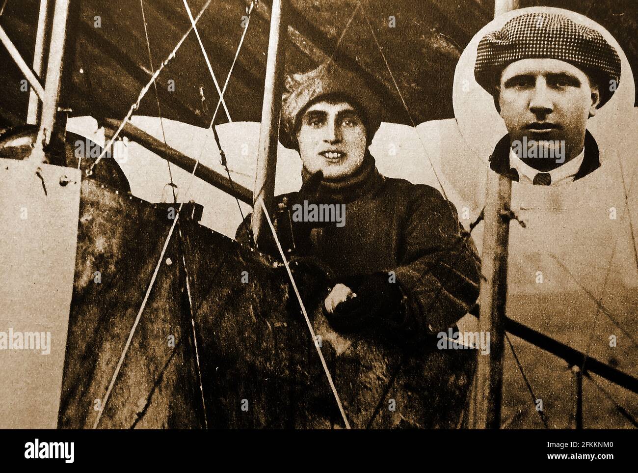 1914 - Frau Winifred Buller, (später W Williams) um 1884-1970) die erste professionelle Pilotin (Testpilot), die bei der Cauldron Company (UK) beschäftigt ist - Inset ist Pionierpilot John Alcock (Sir John William 'Jack' Alcock (1892-1919) . Buller war auch ein Cross Country Champion und diente bei der RAF Stockfoto