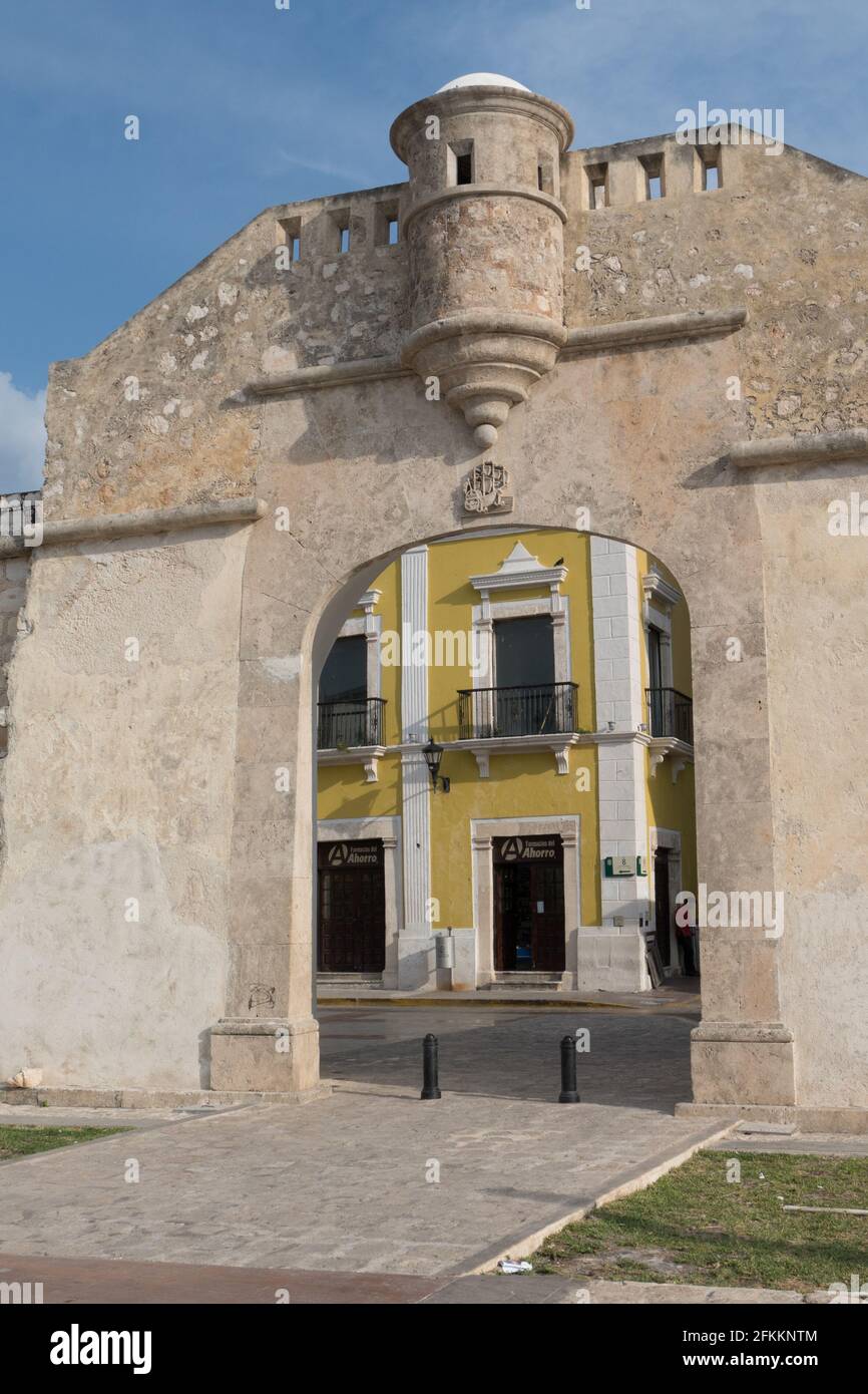 LA PUERTA DE MAR FORMA PARTE DE LAS OBRAS DE FORTIFICACION DE LA CIUDAD DE CAMPECHE LA PUERTA FUE DEMOLIDA Y VUELTA A LEVANTAR CON SU GRAN PORTON DE M Stockfoto