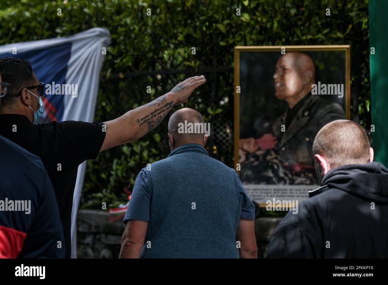 Giulino di Mezzegra, Italien. Mai 2021. Rechtsextreme und faschistische Sympathisanten gedenken des Todes von Benito Mussolini und seiner Geliebten Claretta Petacci in Giulino di Mezzegra, Italien am 2. Mai 2021.Quelle: Piero Cruciatti/Alamy Live News Stockfoto