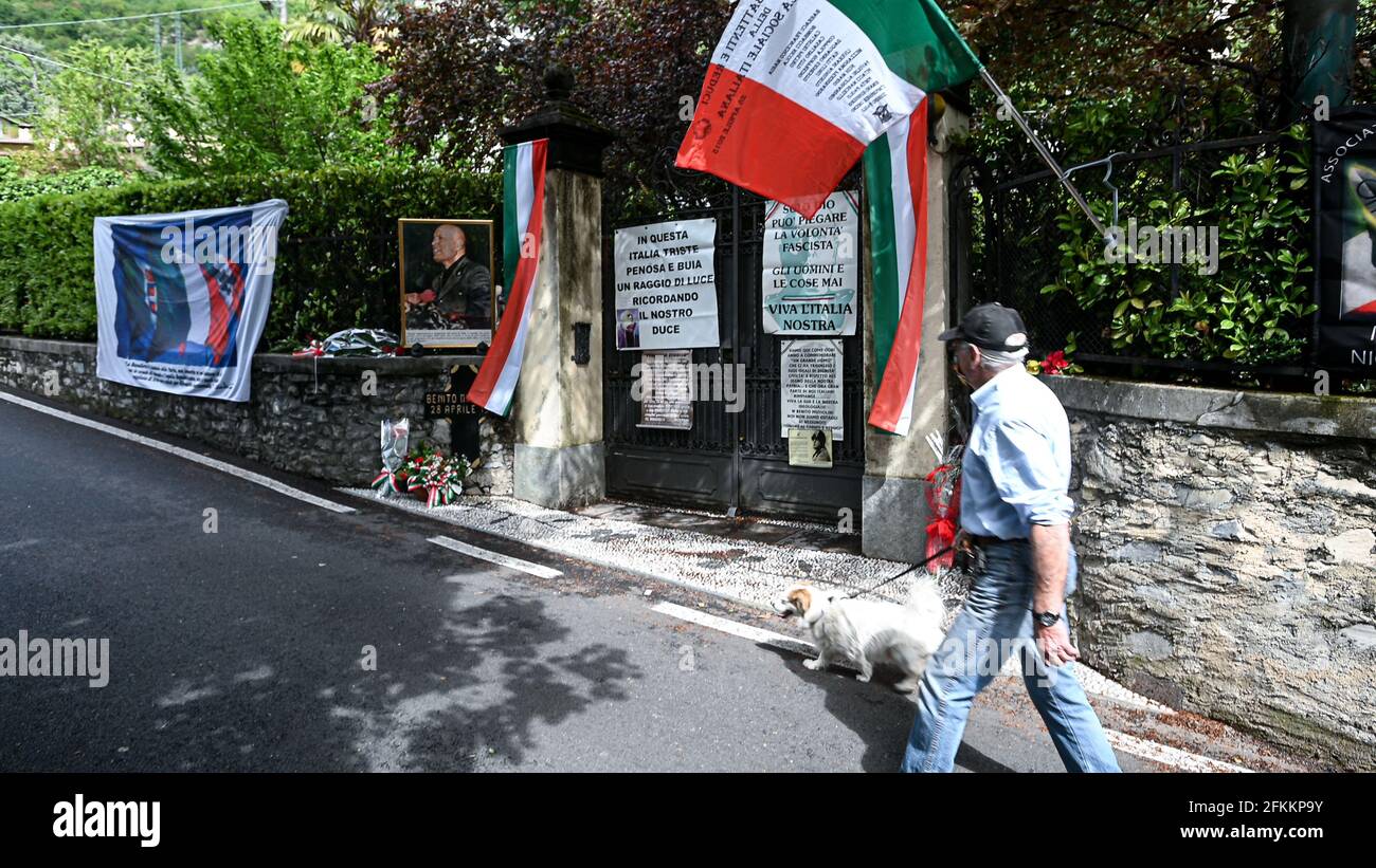 Giulino di Mezzegra, Italien. Mai 2021. Rechtsextreme und faschistische Sympathisanten gedenken des Todes von Benito Mussolini und seiner Geliebten Claretta Petacci in Giulino di Mezzegra, Italien am 2. Mai 2021.Quelle: Piero Cruciatti/Alamy Live News Stockfoto