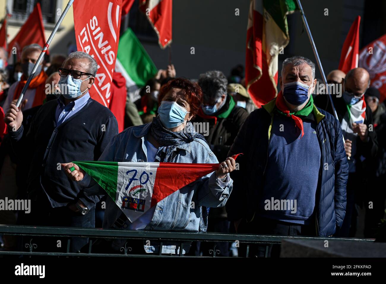 Dongo, Italien. Mai 2021. Ein Protestler hält eine Fahne bei einem Gegenprotest, da rechtsextreme Anhänger des Todes von Benito Mussolini und seiner Geliebten Claretta Petacci und anderen faschistischen Führern in Dongo, Italien, am 2. Mai 2021 gedenken.Quelle: Piero Cruciatti/Alamy Live News Stockfoto