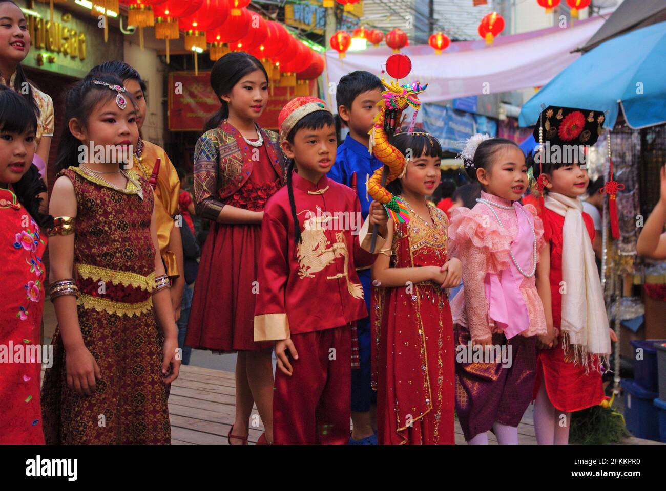 Kinder, die in traditioneller Kleidung gekleidet sind, feiern das chinesische Neujahr in Chiang Mai, Thailand, Asien Stockfoto