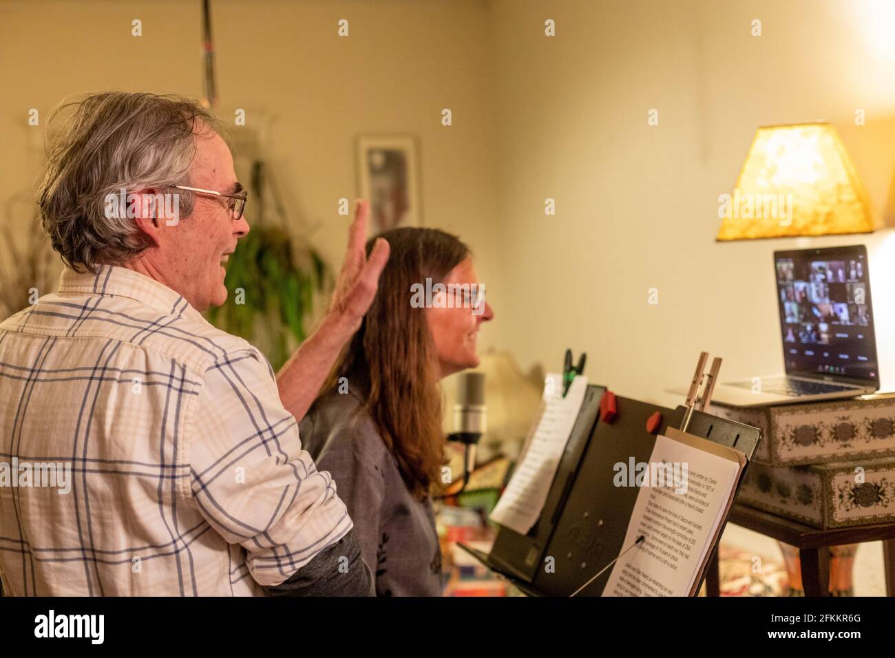 Detroit, Michigan - Bob O'Brien und Julie Beutel sprechen mit den Zuhörern, während sie ein Heimkonzert von Zoom während der Coronavirus-Pandemie durchführen. Leute Stockfoto