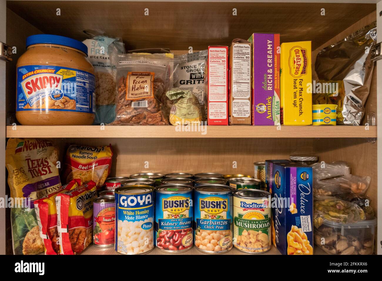 Ordentlich arrangierte Wohn-Food Pantry, USA Stockfoto