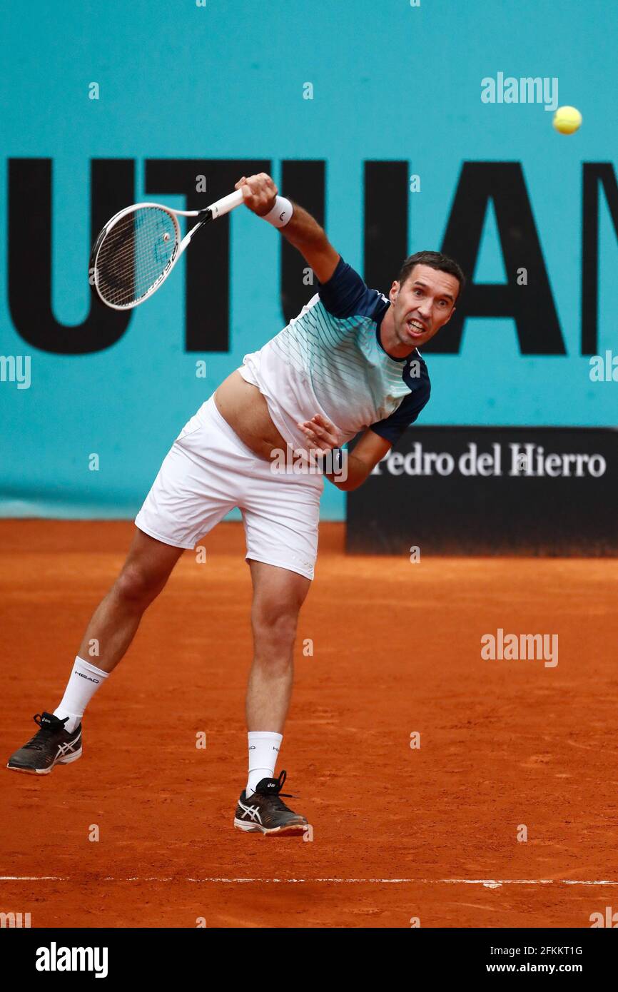 Mikhail Kukushkin aus Kasachstan in Aktion während seines Männer-Einzel-Qualifying-Spiels gegen Pablo Andujar aus Spanien bei den Mutua Madrid Open 2021, Masters 1000 Tennisturnier am 1. Mai 2021 in La Caja Magica in Madrid, Spanien - Foto Oscar J Barroso / Spanien DPPI / DPPI / LiveMedia Stockfoto