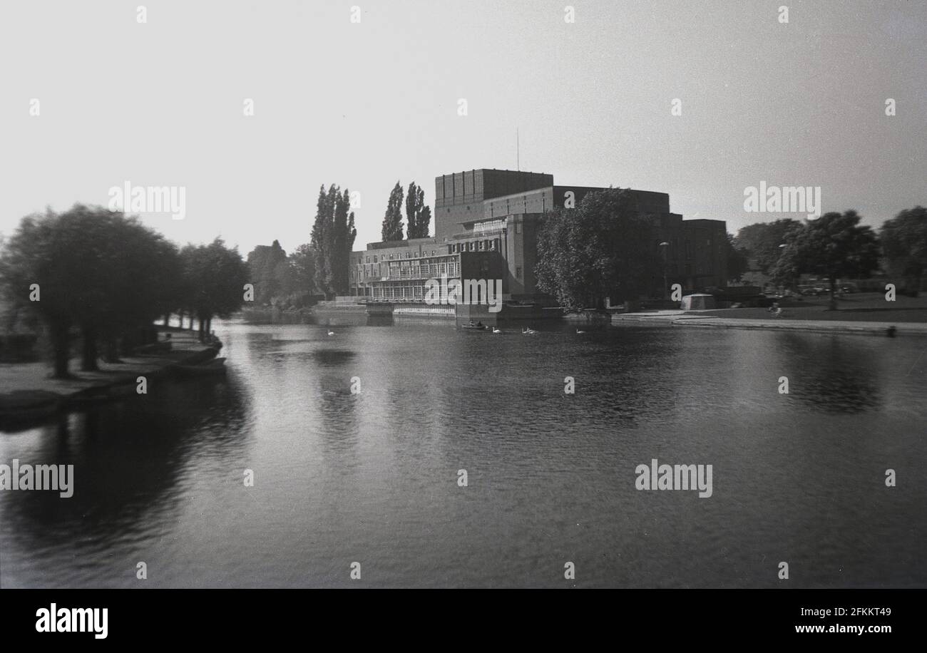 1960er, historische Ansicht des Royal Shakespeare Theatre (RST) am Ufer des Flusses Avon, in Stratford-upon-Avon, England, Großbritannien. Das Theater ist im Besitz der Royall Shakespeare Company, einer Theatergesellschaft, die dem englischen Dramatiker und Dichter William Shakespeare gewidmet ist, der in der Stadt geboren wurde. Das von der Architektin Elisabeth Scott entworfene und im Jahr 1932 eröffnete Shakepseare Memorial Theatre wurde ursprünglich bis 1961 als Shakepseare Memorial Theatre bekannt, als der Name geändert wurde. Stockfoto