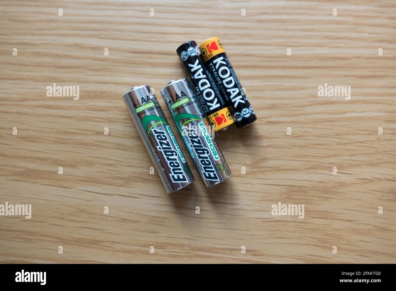 Batterien in den Größen AA und AAA Stockfoto