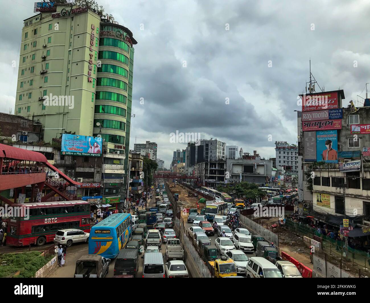 Dhaka, Bangladesch - 9. Dezember 2019; Straße voller Verkehr und dunklem bewölktem Himmel. Dhaka Metro Rail Projekt gestartet . Stockfoto