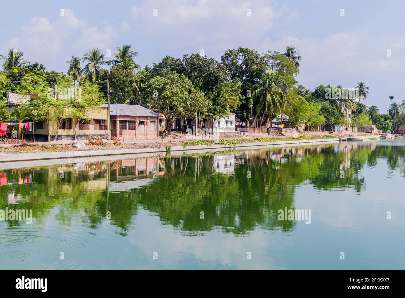 Blick auf einen Teich im Dorf Puthia, Bangladesch Stockfoto
