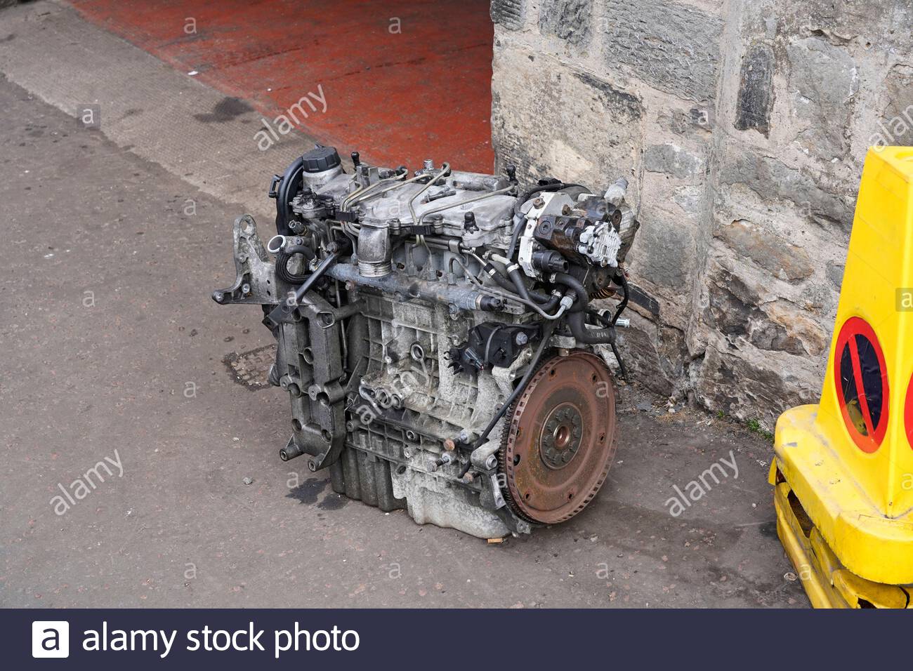Motorblock des Autos wurde auf Gehsteig geworfen Stockfoto