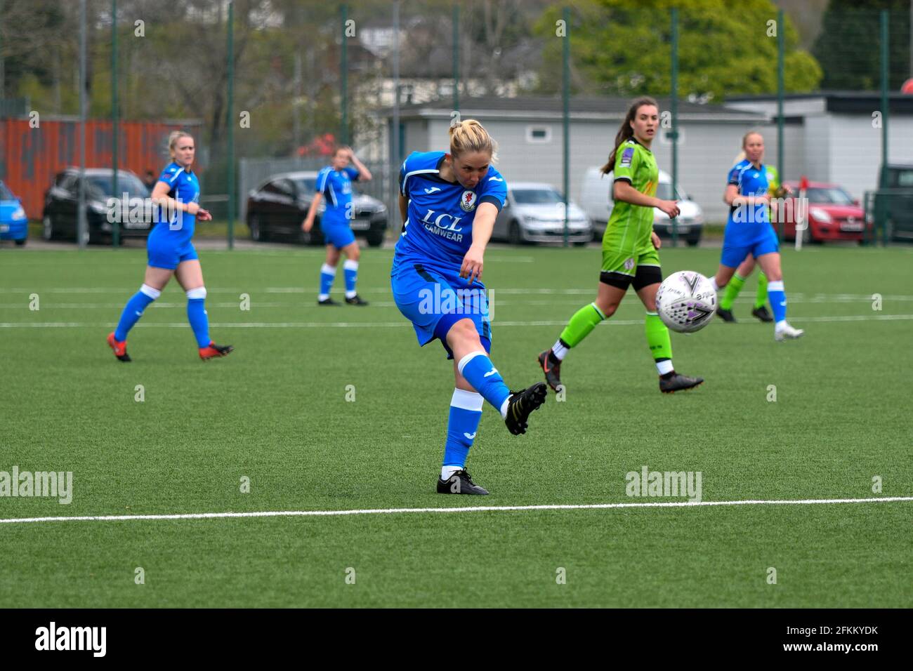 Ystrad Mynach, Wales. 2. Mai 2021. Cori Williams von Cardiff City Ladies trifft beim Frauenfußballspiel zwischen FA Women's National League Southern Premier Division Cardiff City Ladies und FA Women's National League Division One Midlands Boldmere St Michaels Women im CCB Center for Sporting Excellence in Ystrad Mynach ein Tor, Wales, Großbritannien am 2. Mai 2021. Quelle: Duncan Thomas/Majestic Media/Alamy Live News. Stockfoto