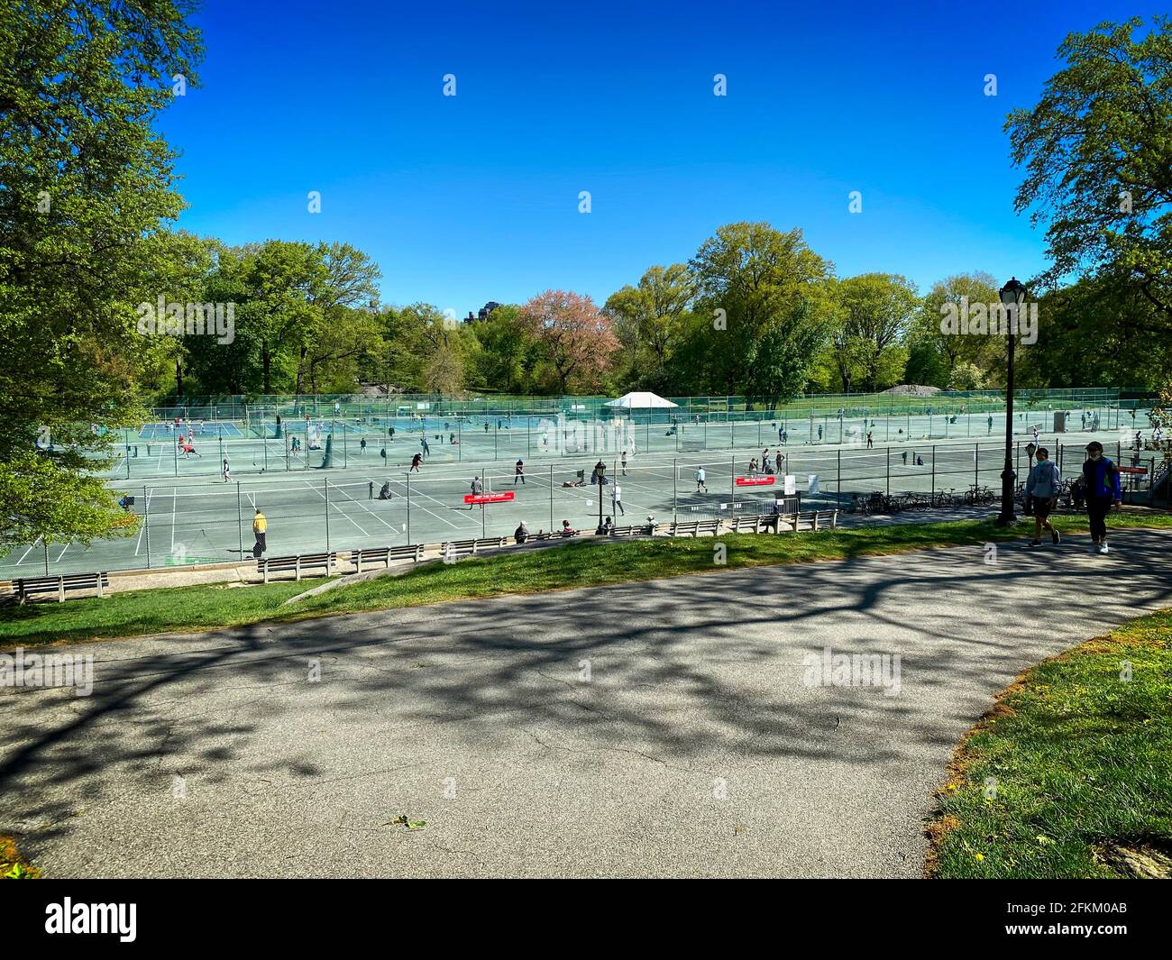 New York, NY, USA - 3. Mai 2021: Tennisplätze für die öffentliche Nutzung im nördlichen Teil des Central Park Stockfoto