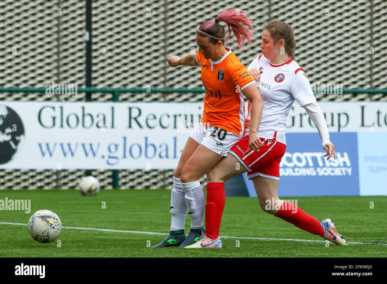 Cumbernauld, North Lanarkshire, Schottland, Großbritannien. Mai 2021. Sarah Clelland (#3) von Spartans FC Women versucht, den bll von Julia Molin (#20) vom Glasgow City FC während der Scottish Building Society Scottish Women's Premier League 1 Fixture Glasgow City gegen Spartans, Broadwood Stadium, Cumbernauld, North Lanarkshire zu gewinnen. 02/05/2021 Colin Poultney/Alamy Live News Stockfoto