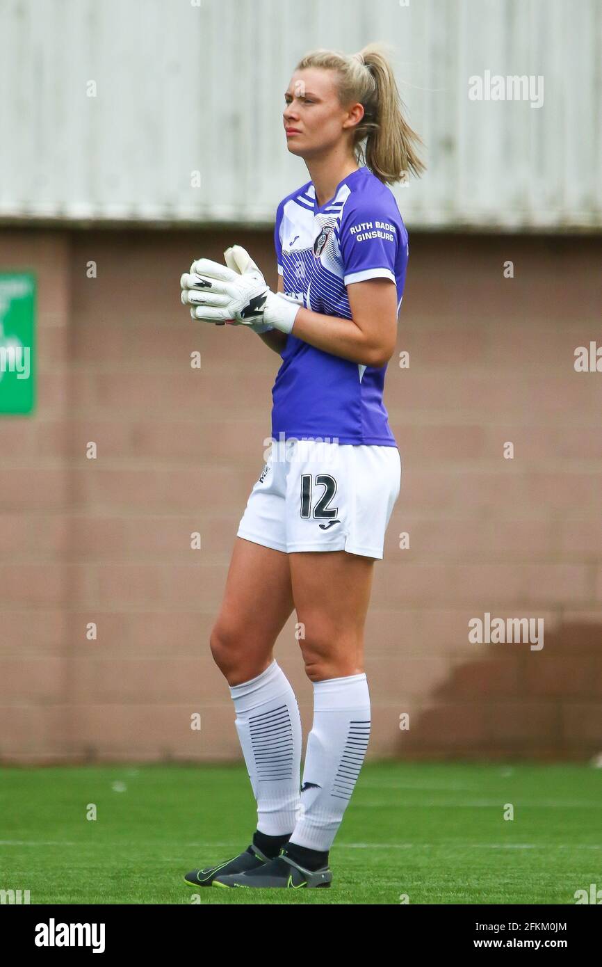 Cumbernauld, North Lanarkshire, Schottland, Großbritannien. Mai 2021. Jenna Clark (#12) vom FC Glasgow City tritt nach Erin Clachers (#25) vom FC Glasgow City während der Scottish Building Society Scottish Women's Premier League 1 Fixture Glasgow City gegen Spartans, Broadwood Stadium, Cumbernauld, North Lanarkshire im Tor zurück. 02/05/2021 Colin Poultney/Alamy Live News Stockfoto