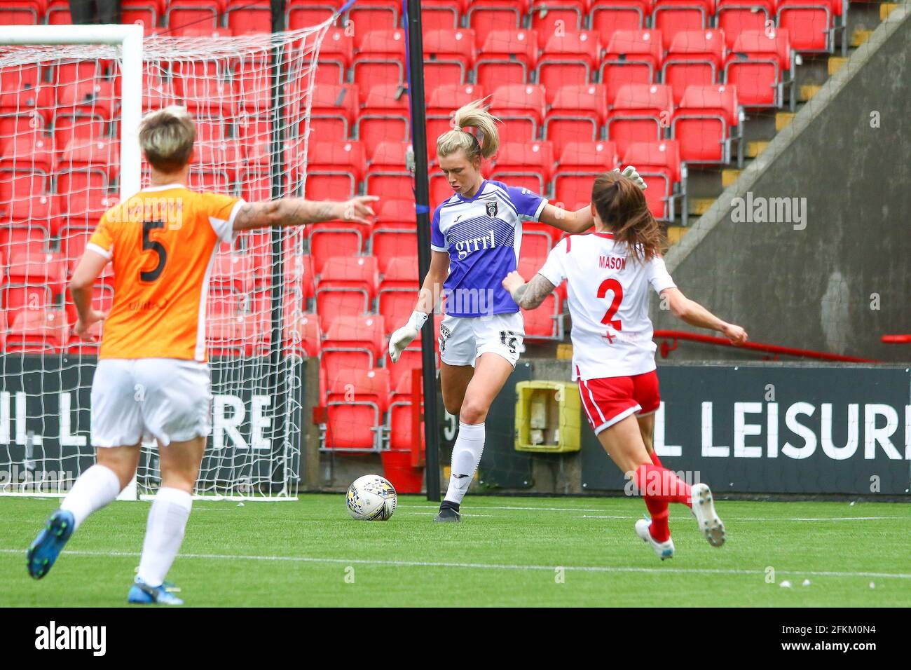 Cumbernauld, North Lanarkshire, Schottland, Großbritannien. Mai 2021. Jenna Clark (#12) vom FC Glasgow City tritt nach Erin Clachers (#25) vom FC Glasgow City während der Scottish Building Society Scottish Women's Premier League 1 Fixture Glasgow City gegen Spartans, Broadwood Stadium, Cumbernauld, North Lanarkshire im Tor zurück. 02/05/2021 Colin Poultney/Alamy Live News Stockfoto