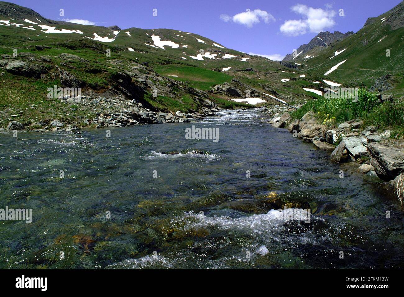 Klare, frische Wasser in Sturzbächen von Aostatal, Italien fließt. Stockfoto