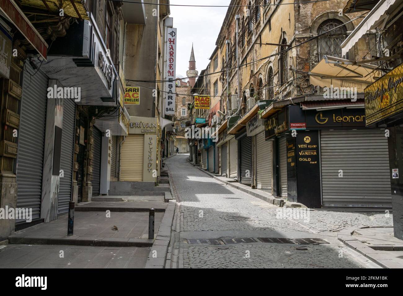 Am 3. Tag der Ausgangssperre aufgrund des Coronavirus-Ausbruchs waren die Geschäfte auf dem historischen Eminonu-Platz und in den Tahtakale-Bezirken wie in allen anderen geschlossen Stockfoto