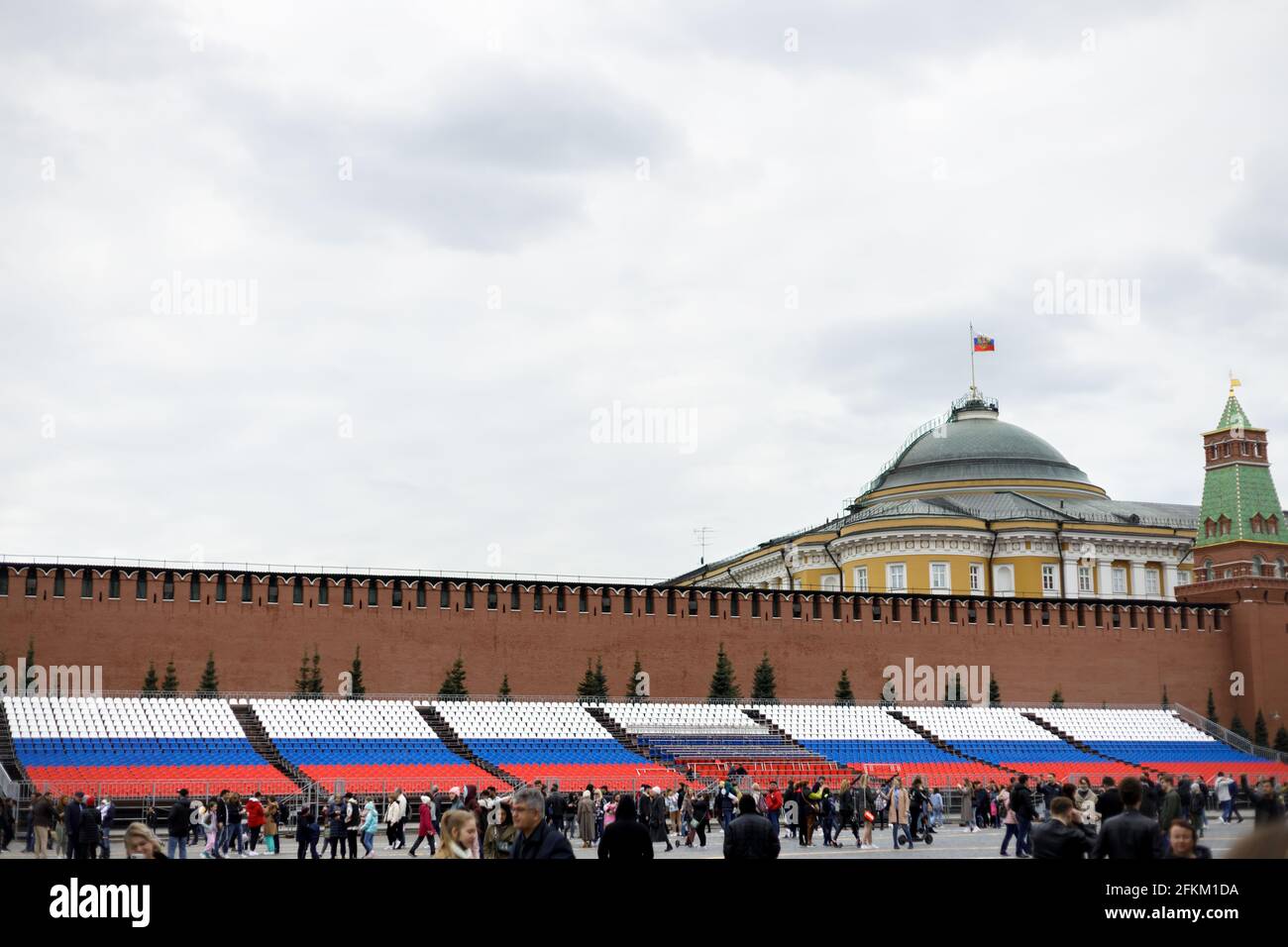 02. Mai 2021 ,Moskau,Rot Square.grandstands, die für die Feiertage schmücken Im Mai Stockfoto