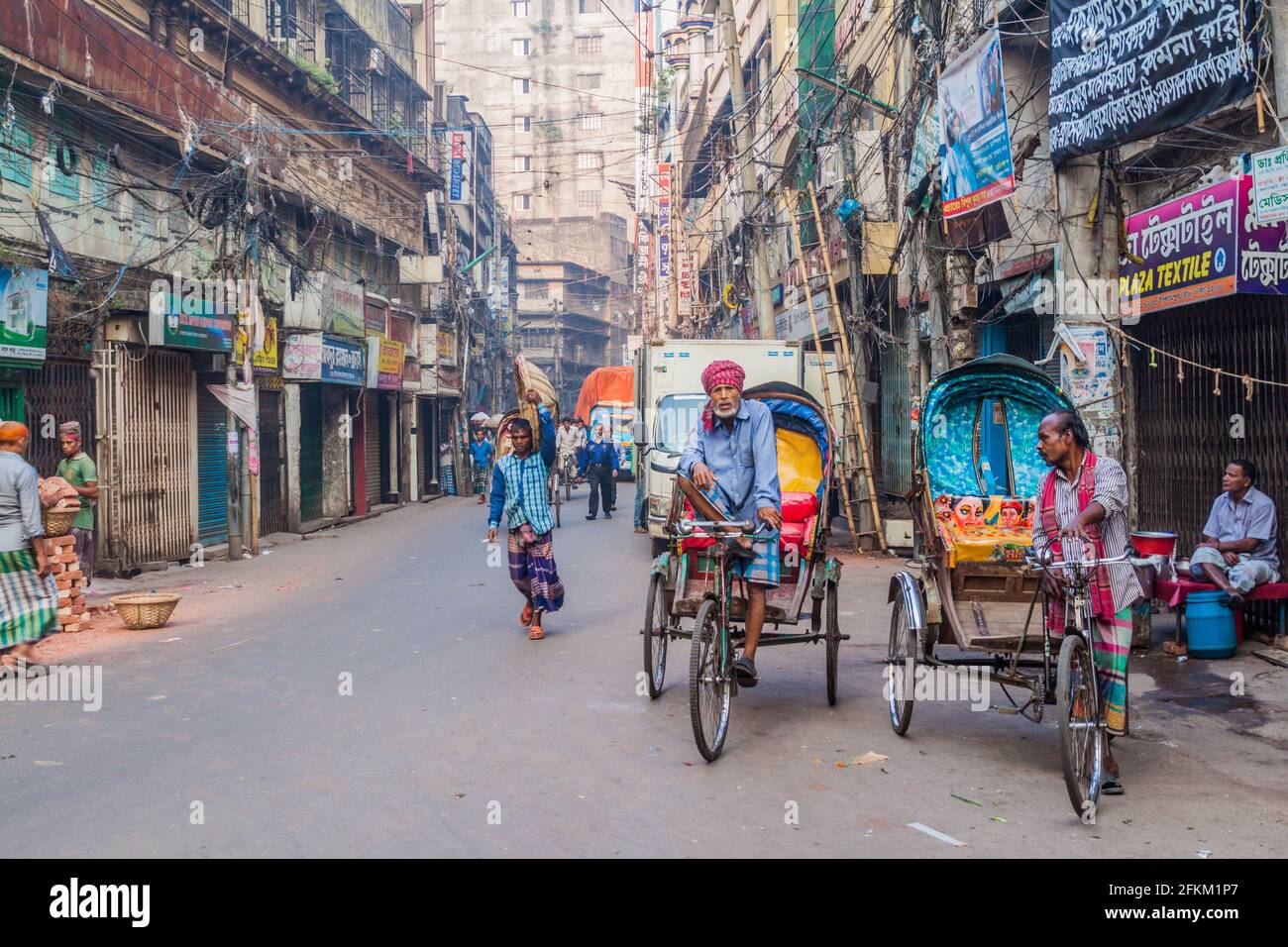 DHAKA, BANGLADESCH - 20. NOVEMBER 2016: Cyclo-Rikscha-Fahrer in Old Dhaka, Bangladesch. Stockfoto